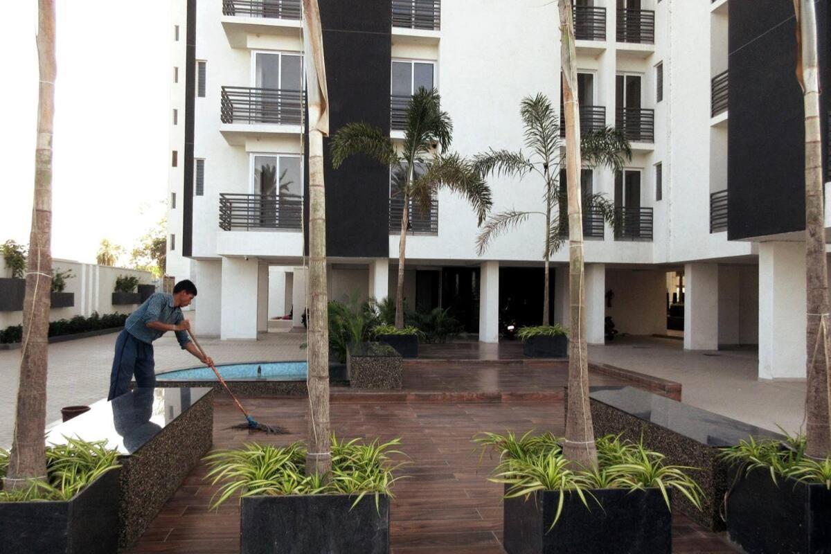 7 Seasons Palm Suite With Sky Orbit, Balcony, Swimming Pool, Wifi, Playground Rajkot Exteriör bild