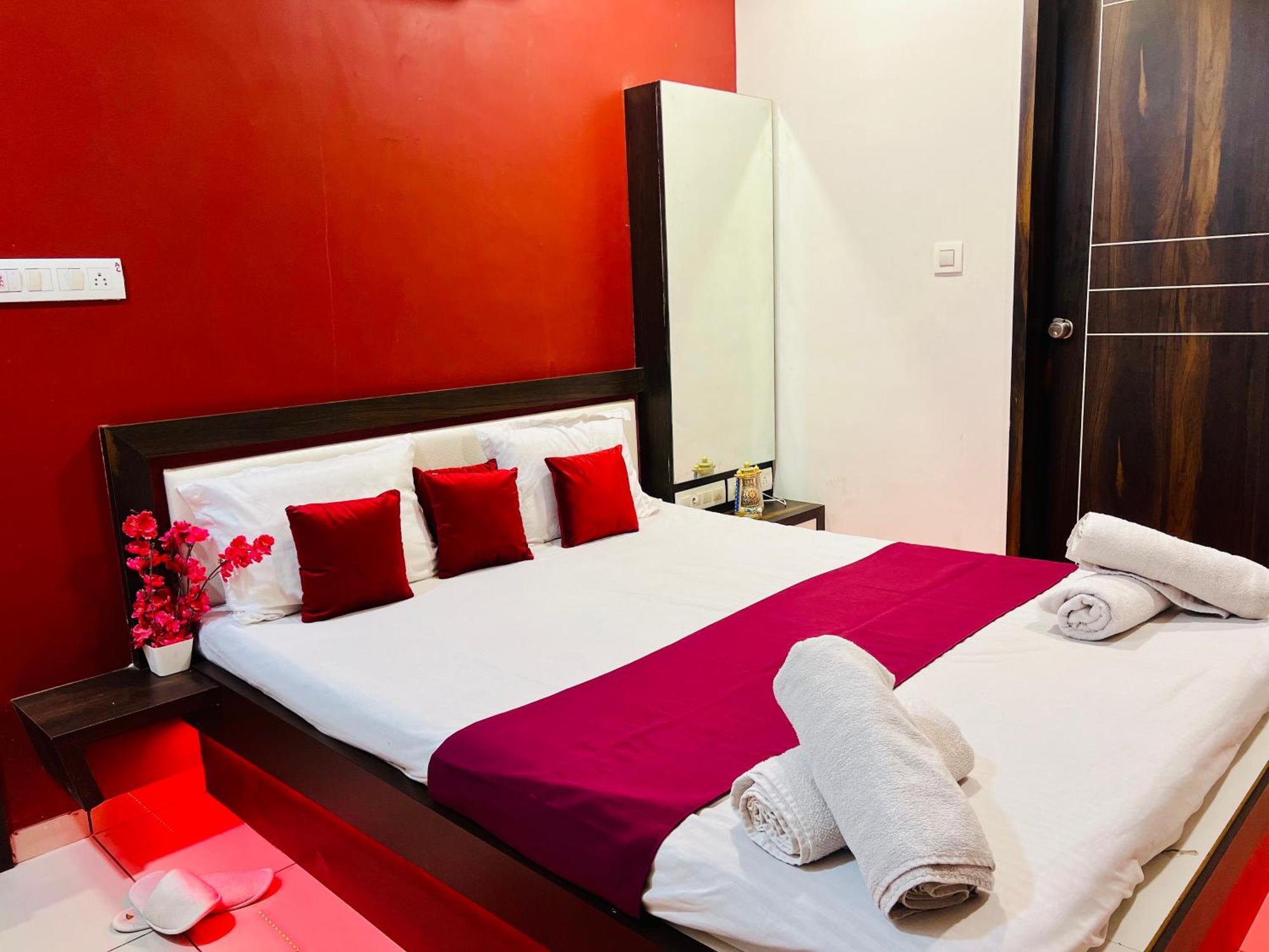 7 Seasons Palm Suite With Sky Orbit, Balcony, Swimming Pool, Wifi, Playground Rajkot Exteriör bild