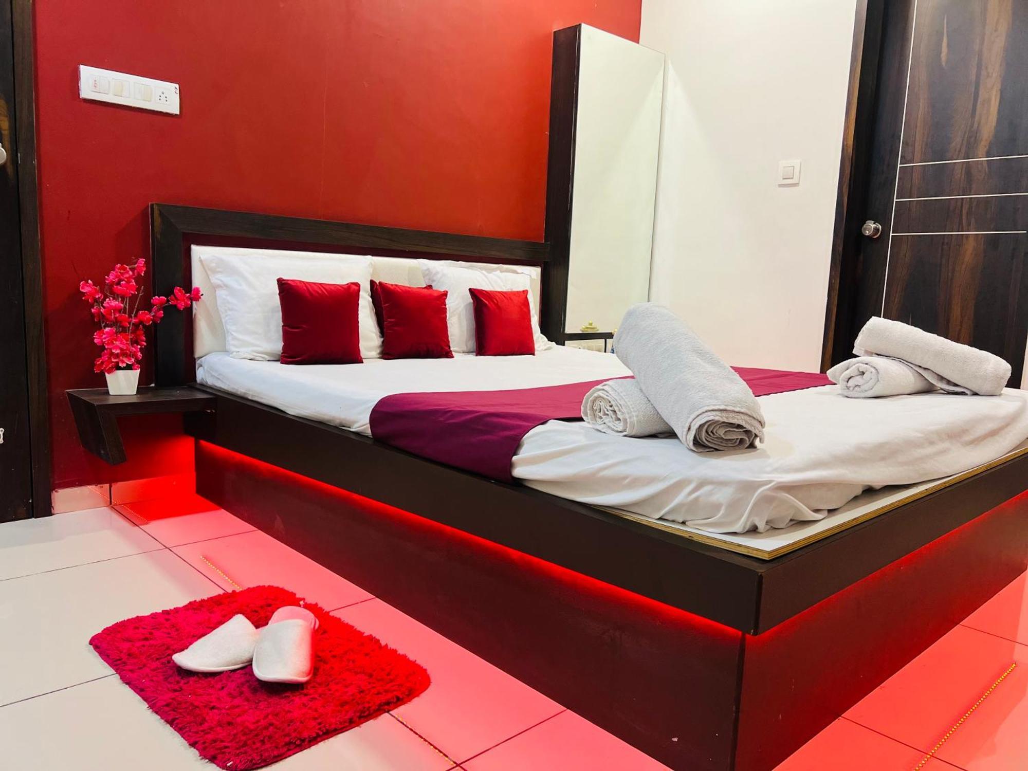 7 Seasons Palm Suite With Sky Orbit, Balcony, Swimming Pool, Wifi, Playground Rajkot Exteriör bild